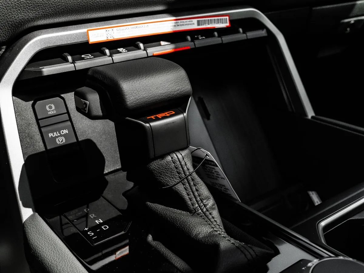 Intérieur de voiture moderne avec levier de vitesse automatique