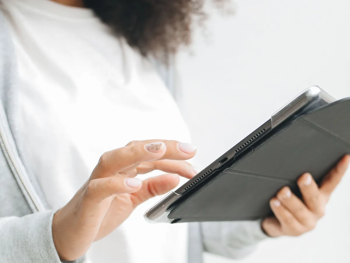 Élève s'entraînant au code de la route sur tablette