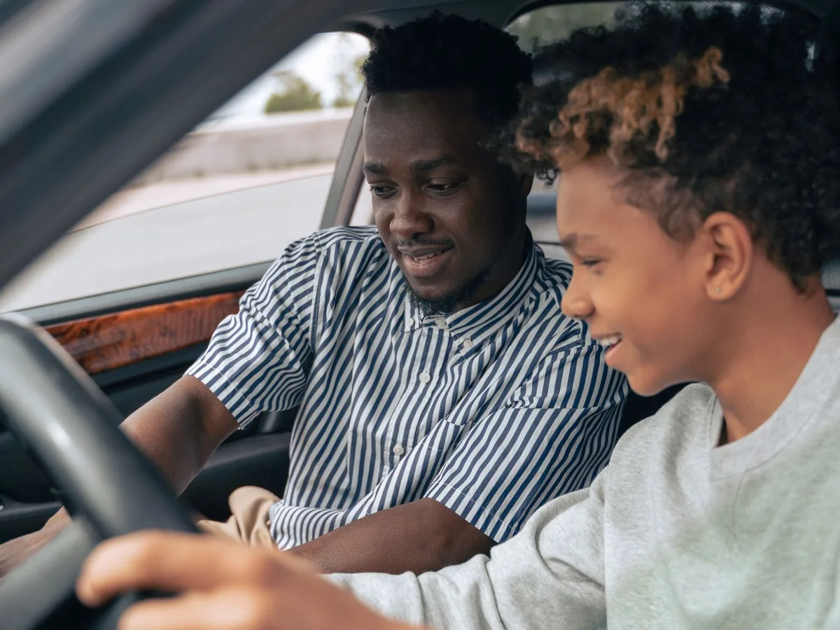 Accompagnateur encourageant un jeune conducteur en conduite accompagnée à Carvin