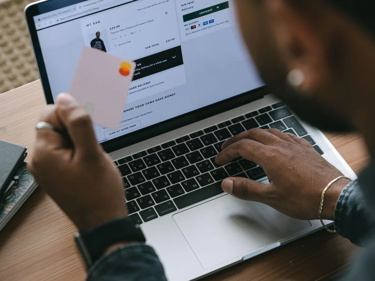 Élève complétant son dossier de démarches ANTS en ligne sur ordinateur