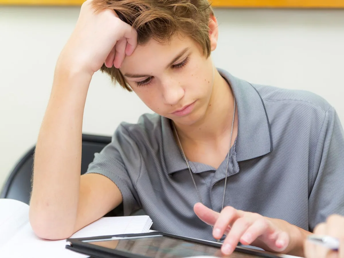 Élève passant l'examen du code de la route sur tablette