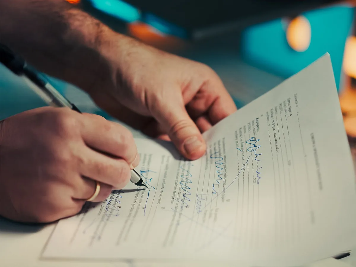 Élève signant son contrat de formation devant un ordinateur