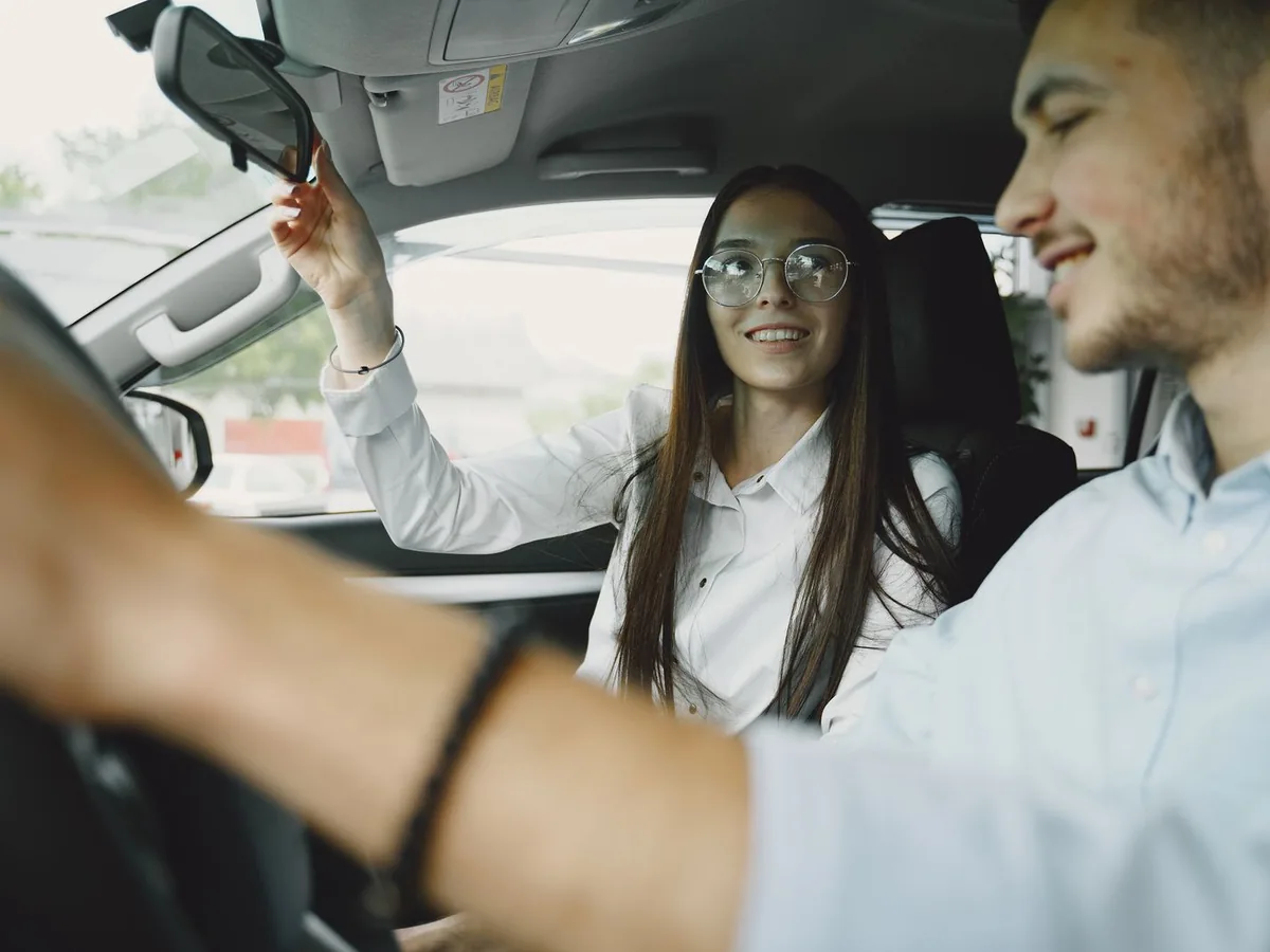 Élève et moniteur souriants pendant une leçon de conduite à Carvin