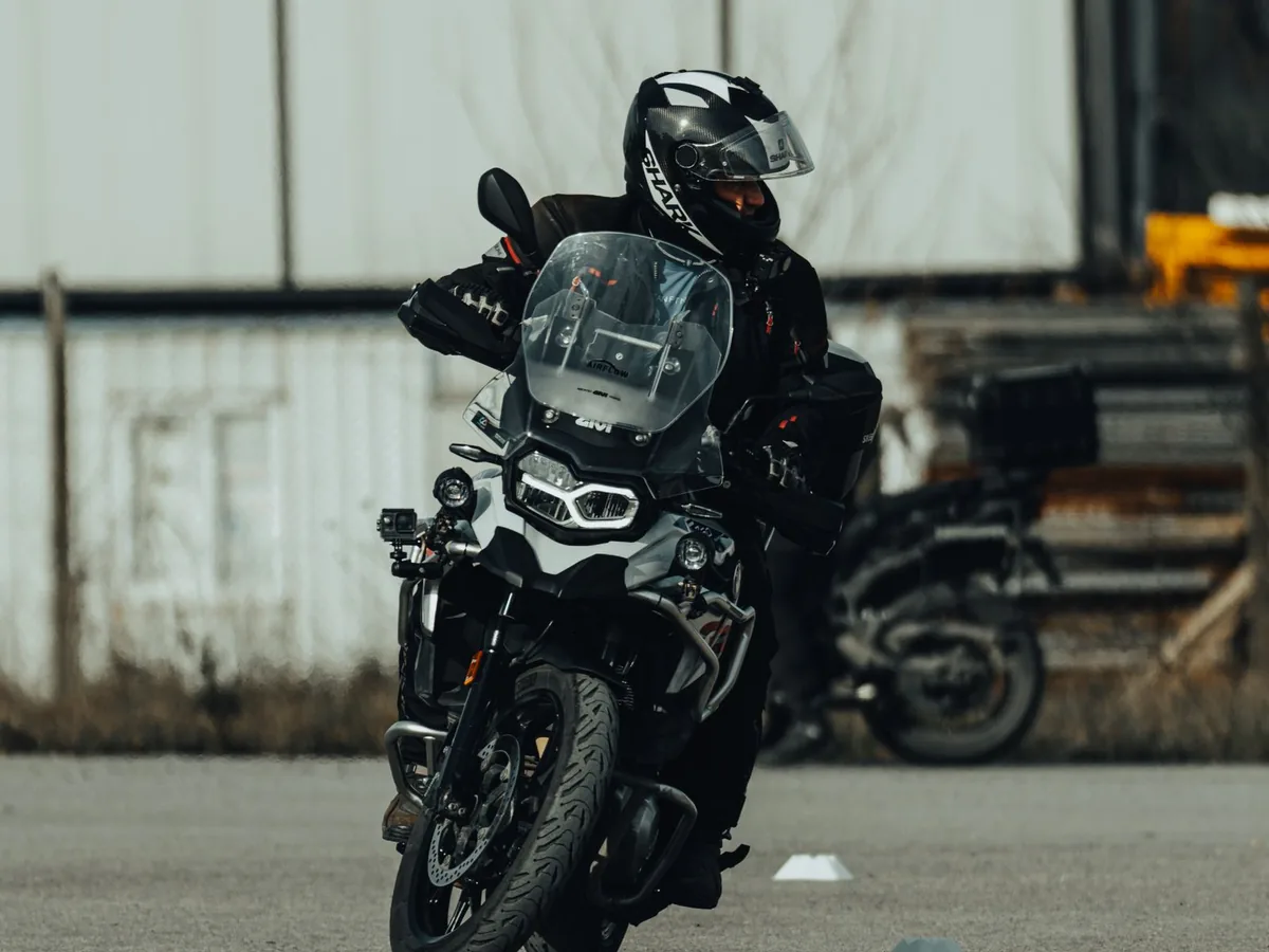 Élève en formation permis moto sur plateau à Carvin